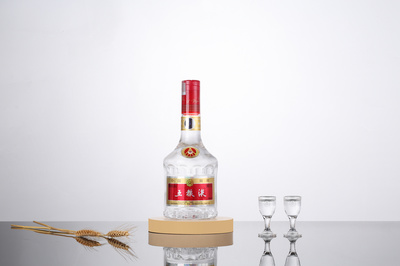 光與酒的交響 五糧液52度第七代白酒靜物攝影的美學(xué)之旅