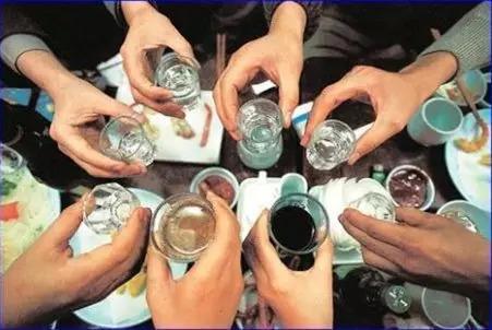酒桌上的得力助手 這些白酒聚會(huì)游戲讓你成為氛圍點(diǎn)燃者！