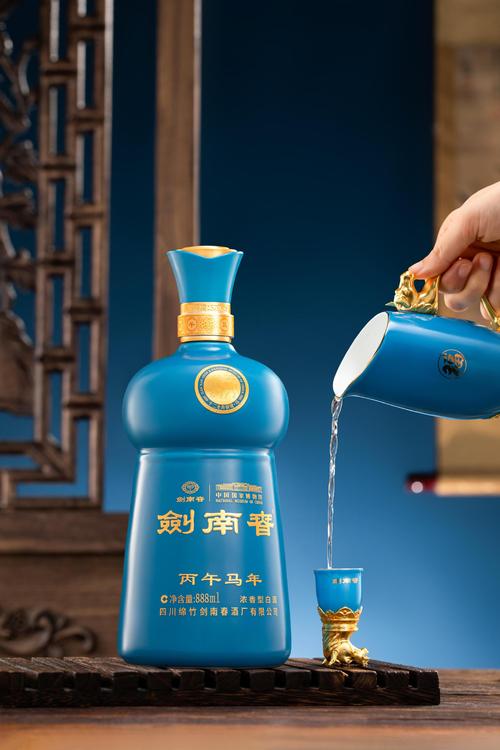 在這場(chǎng)從"產(chǎn)品競(jìng)爭(zhēng)"向"文化競(jìng)爭(zhēng)"的轉(zhuǎn)型中,劍南春憑借其生肖酒系列與